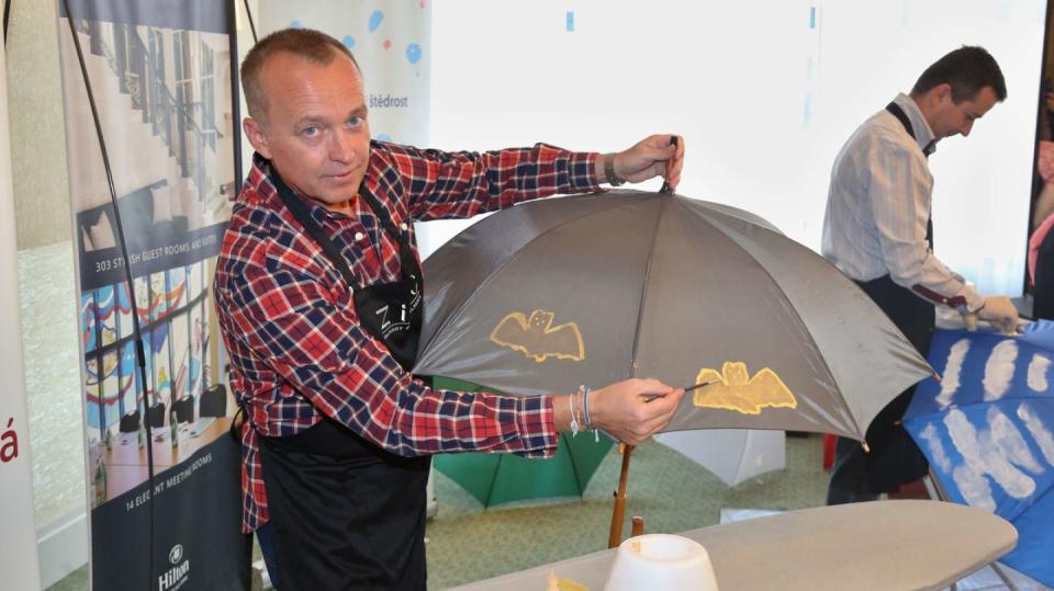 Karel Voříšek na svůj deštník namaloval s pomocí šablony netopýra.